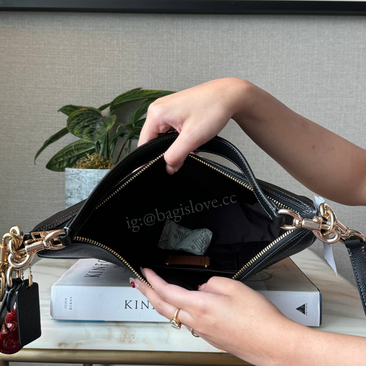 Aria Shoulder Bag in Black