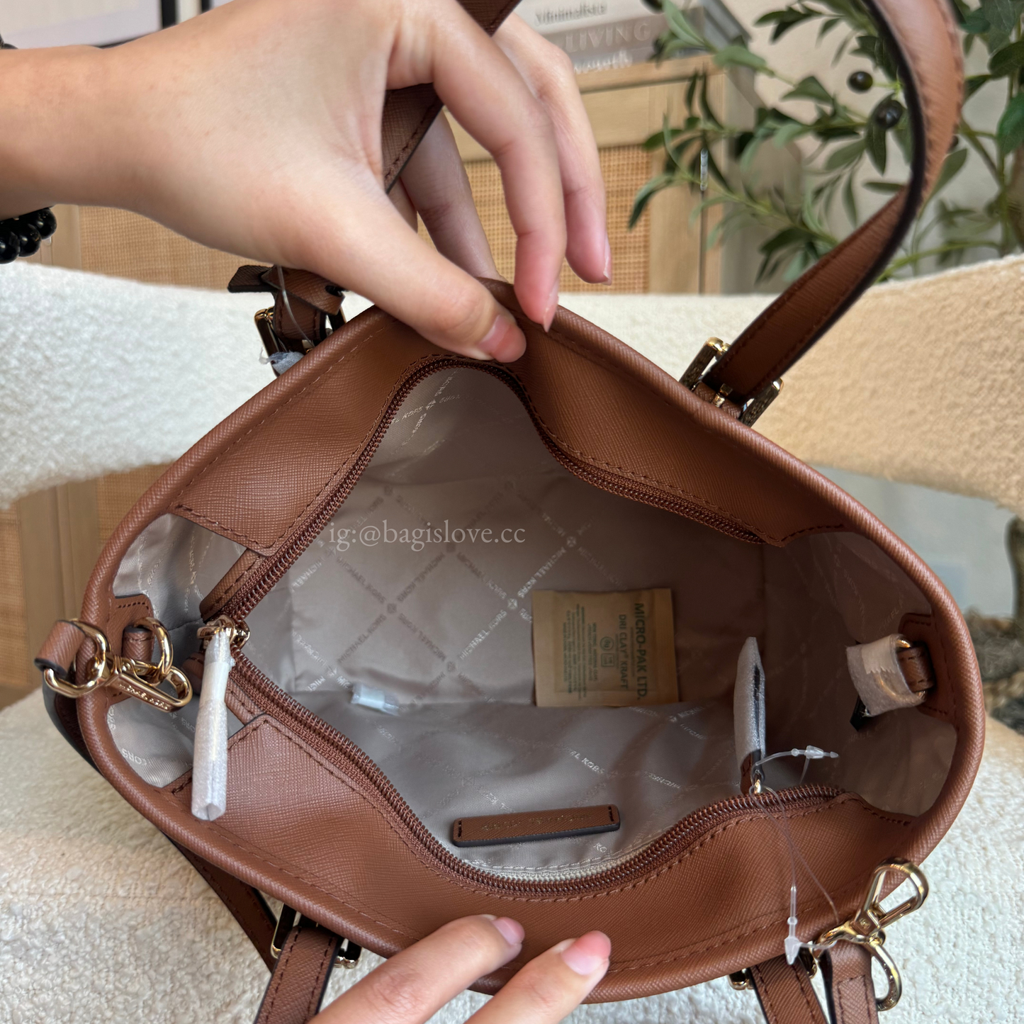 Jet Set Travel Small Logo Top-Zip Tote Bag in Brown (8 weeks arrival 📦🌊)
