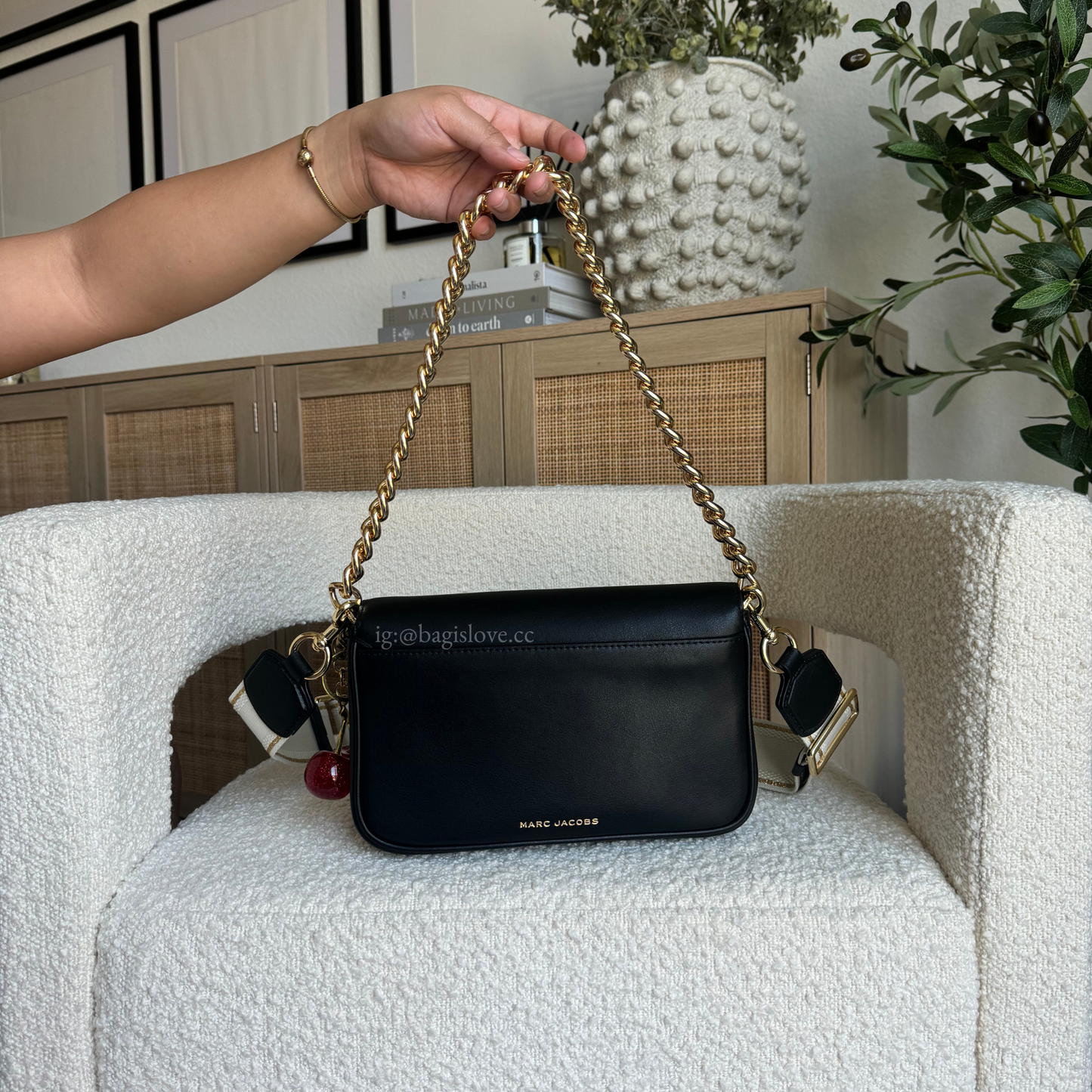 The Medium J Marc Shoulder Bag in Black (4 weeks arrival 📦🌊)