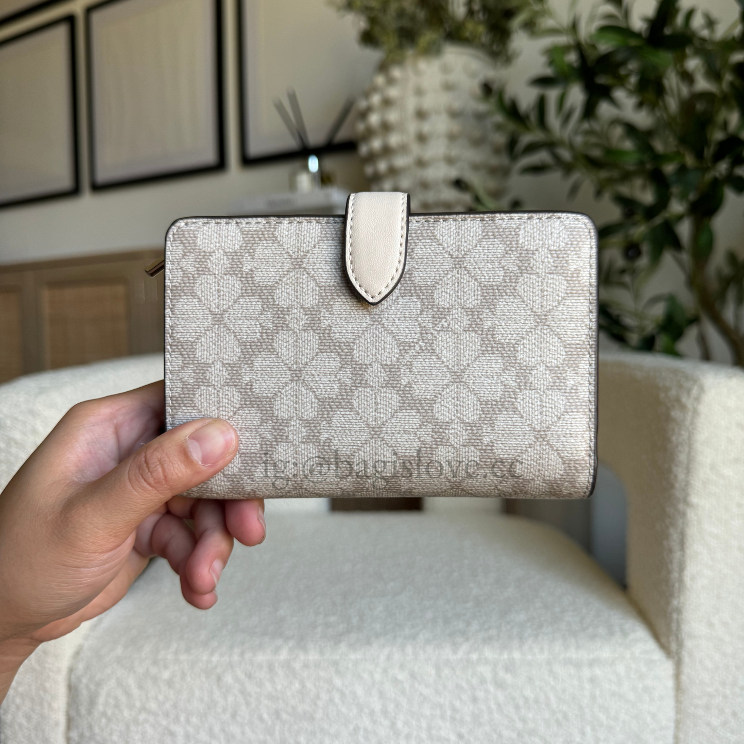 Spade Flower Medium Bifold Wallet in Beige Gray (8-10 weeks arrival 📦🌊)