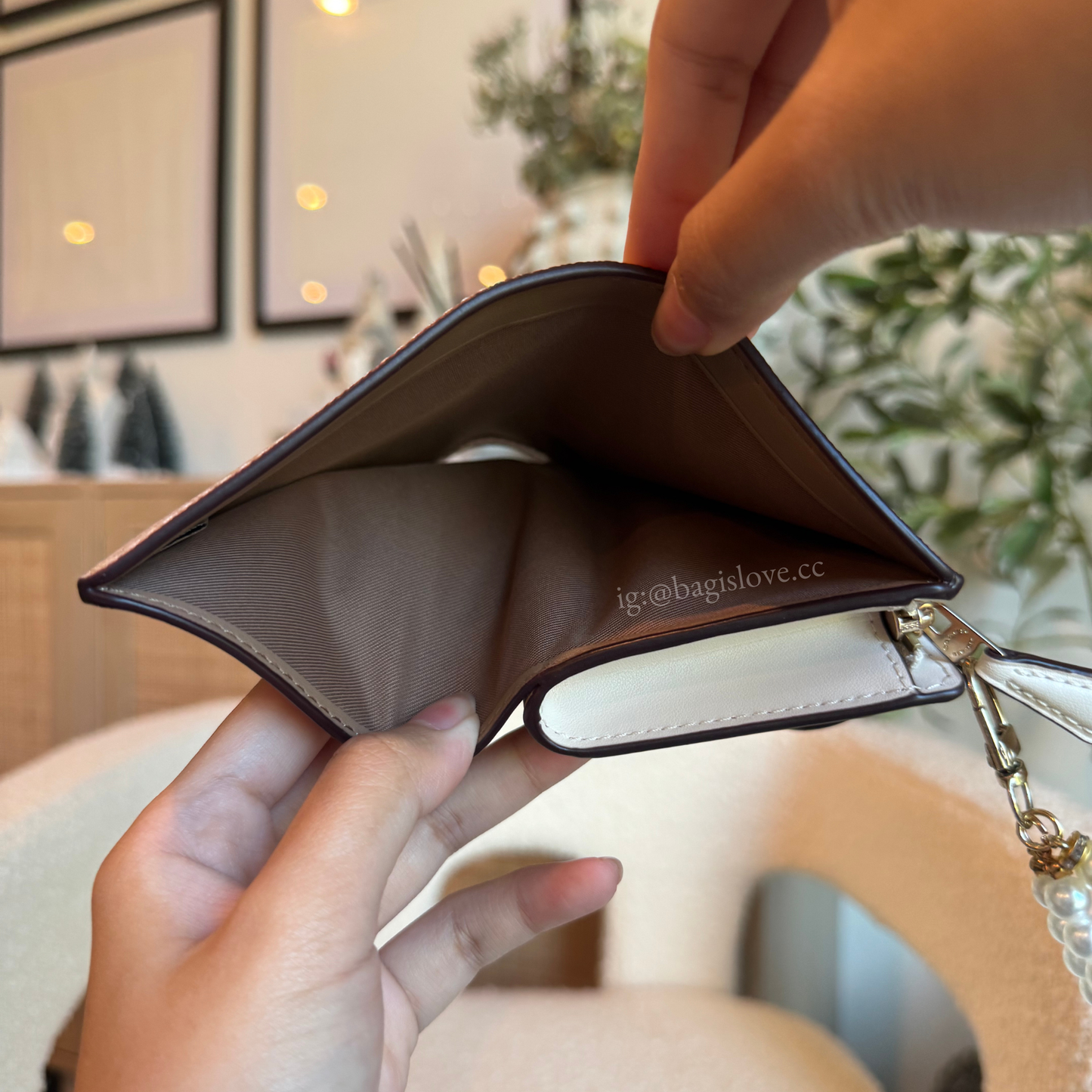 Medium Corner Zip Wallet In Sand-Chalk Signature Canvas