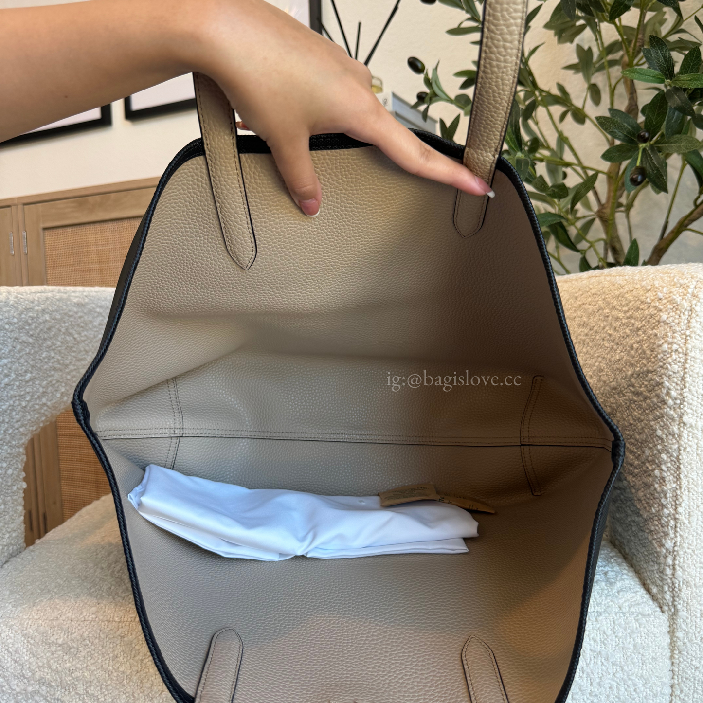 Anna Reversible Tote with Pouch in Black and Beige (8 weeks eta🌊📦)