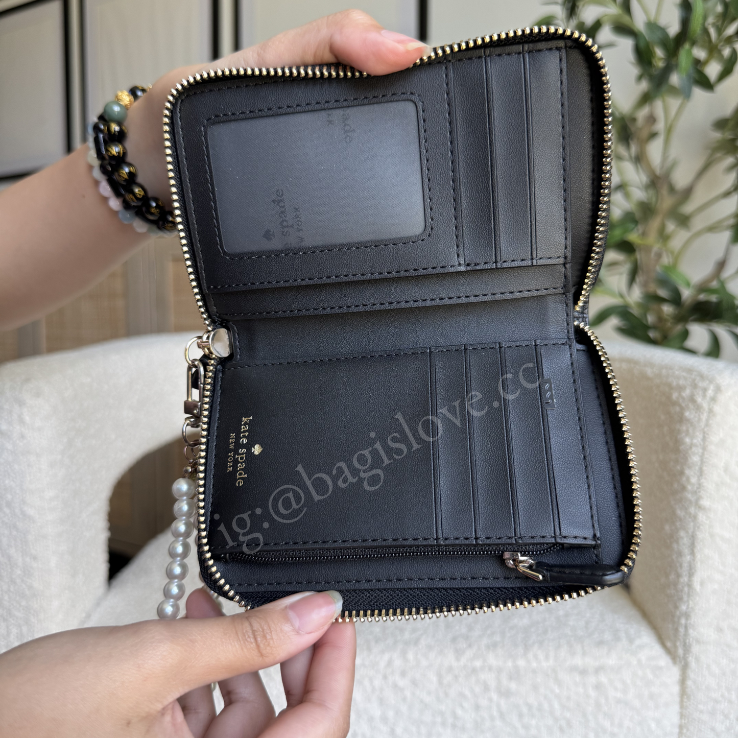 Knott Medium Wallet in Black