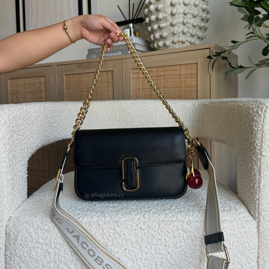 The Medium J Marc Shoulder Bag in Black (4 weeks arrival 📦🌊)