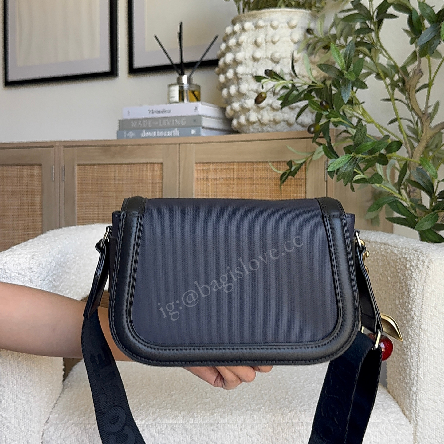 Nilly Crossbody Flap Bag in Black  (on hand✨)