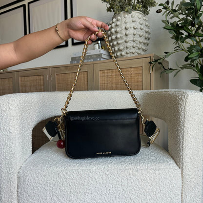 The Medium J Marc Shoulder Bag in Black (4 weeks arrival 📦🌊)