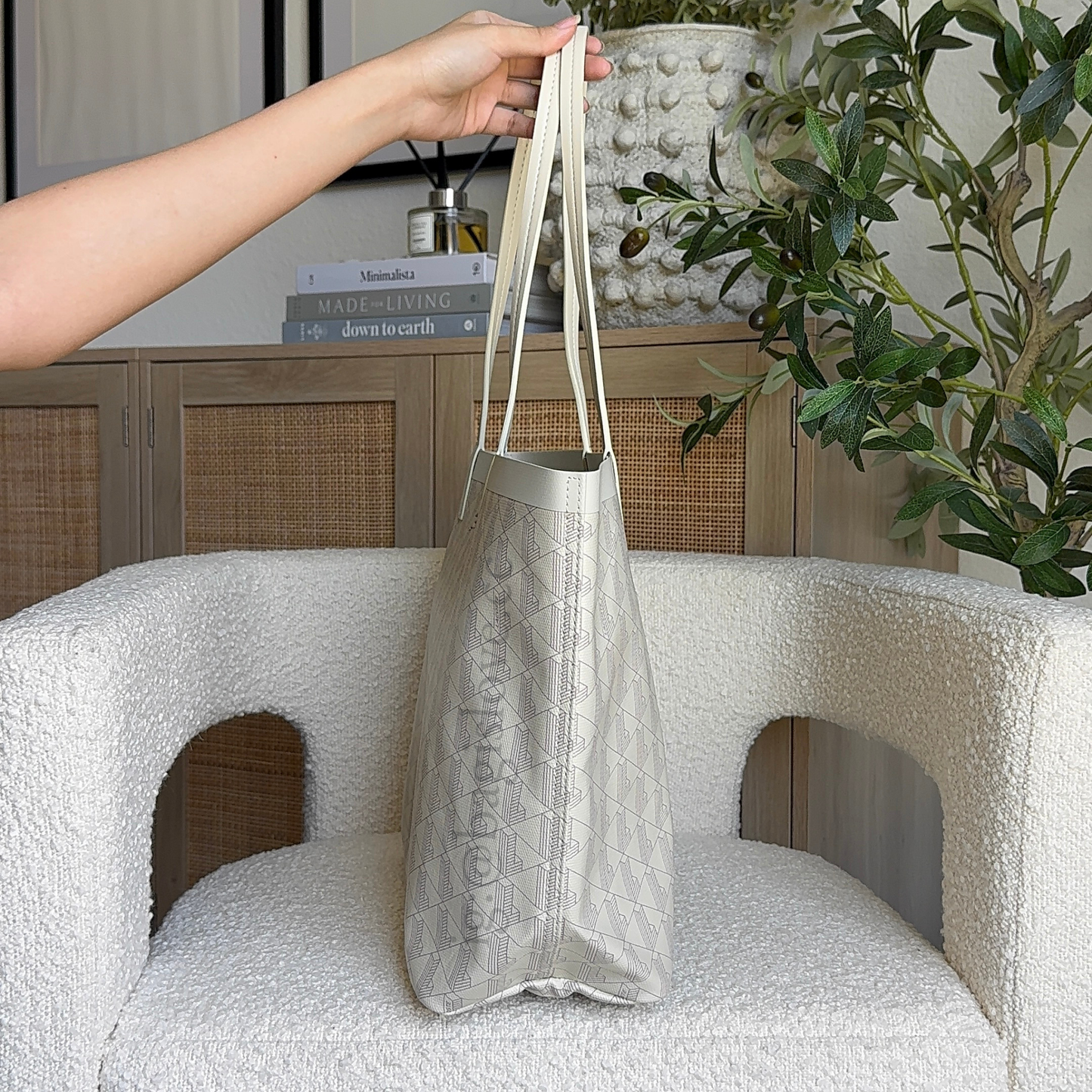 Zely Tote with Pouch in White (in transit)✨🌊 (full payment required)