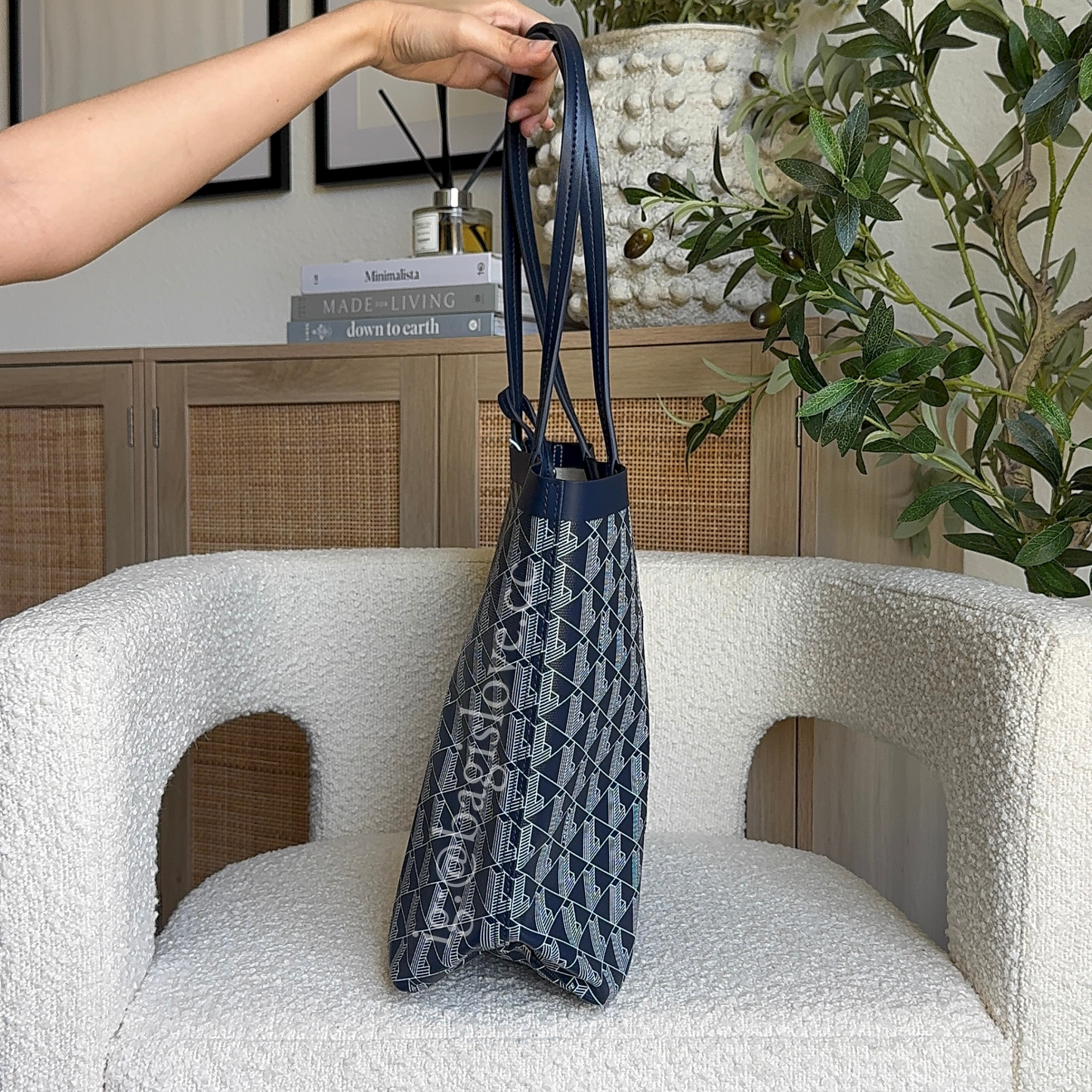 Zely Tote with Pouch in Navy (in transit)✨🌊 (full payment required)